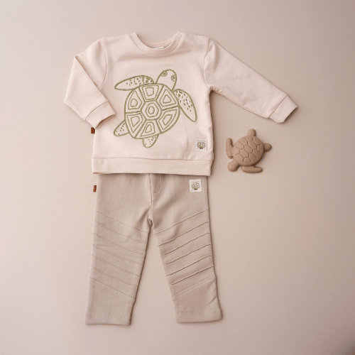 Set van broek en shirt voor een kindje met een schildpad